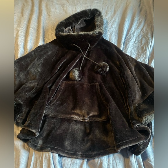 La Vie Wn Rose Fuzzy Poncho - Black - Picture 1 of 2